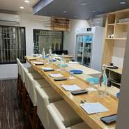 隠れ家のような外観から店内に入るとモダンな空間。席数はカウンター8席をご用意しております。目の前で調理姿も楽しめるエンターテインメント性を持ち合わせデートや接待、記念日などにも！