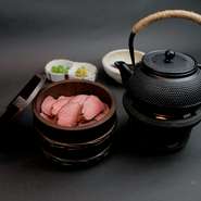 食べた人にしか分からない、牛タンとは思えないほどの柔らかさ。
是非一度は食べていただきたい、当店自慢の逸品です。
薬味と特製出汁もご用意しております。