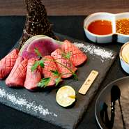 サクサクとした食感をたっぷりと味わえる厚切りタン。人気のタンは、タン元・タン中と呼ばれる部位を使用しており、楽しみ方も薄切り・厚切りの2種から選べます。