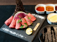 サクサクとした食感をたっぷりと味わえる厚切りタン。人気のタンは、タン元・タン中と呼ばれる部位を使用しており、楽しみ方も薄切り・厚切りの2種から選べます。