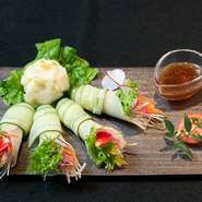 細切り野菜を大根、キュウリで巻きブーケのように仕立て、ポテトサラダを添えた特製サラダです。