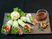 細切り野菜を大根、キュウリで巻きブーケのように仕立て、ポテトサラダを添えた特製サラダです。