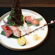 お肉そのものの鮮度・品質にこだわっている【晃苑】だからこそ、提供できる肉寿司。炙り・ローストビーフ・冷燻と3つのスタイルを用意。各2貫からオーダーできます。