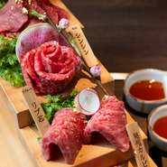 ブランドに厳正な基準を設け、A5またはB5水準のお肉のみが名乗ることを許される「仙台牛」。メイン食材である「仙台牛」を、さまざまな角度から楽しむ、肉刺しの盛り合わせは料理人自慢の逸品です。