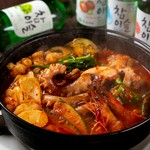 手長だこ・和牛コプチャン・有頭海老の激辛鍋です。具材の旨味と辛味が絶妙です。【セット内容】ナッコプセ鍋1台、〆ラーメン　or　雑炊ナッコプセ　