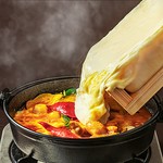 京都地鶏と京野菜を秘伝のヤンニョンで味付けし、2種類のチーズで召し上がってフォンドゥして召し上がってください♪チーズタッカルビ　追加具材鶏肉：780円、野菜盛り：580円、トック・300円、トッポギ300円