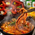 手長だこ、和牛コプチャン、有頭海老の激辛鍋です！！〆にはラーメンか雑炊がセットになってます！具材の旨味と絡みが絶妙なお鍋♪辛いのが苦手な方は注文しないでください♪