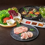京都ぽーくの甘い脂を感じられる厚切りバラ肉とお肉本来のうまみを堪能できる厚切りロース肉の2種類を楽しんでいただけます。セットには当店名物韓国総菜九点盛（クジョルパン）も入って大満足の一品(2人前より)
