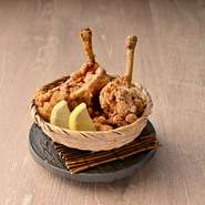 みんな大好き唐揚げに鰹節のうまみがプラス！
ハーフ/380円、レギュラー/700円