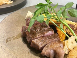 料理のおいしさと調理中の臨場感をセットで楽しむ「鉄板料理」
