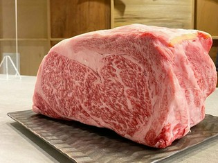 その日によって、全国から選りすぐる「国産黒毛和牛」