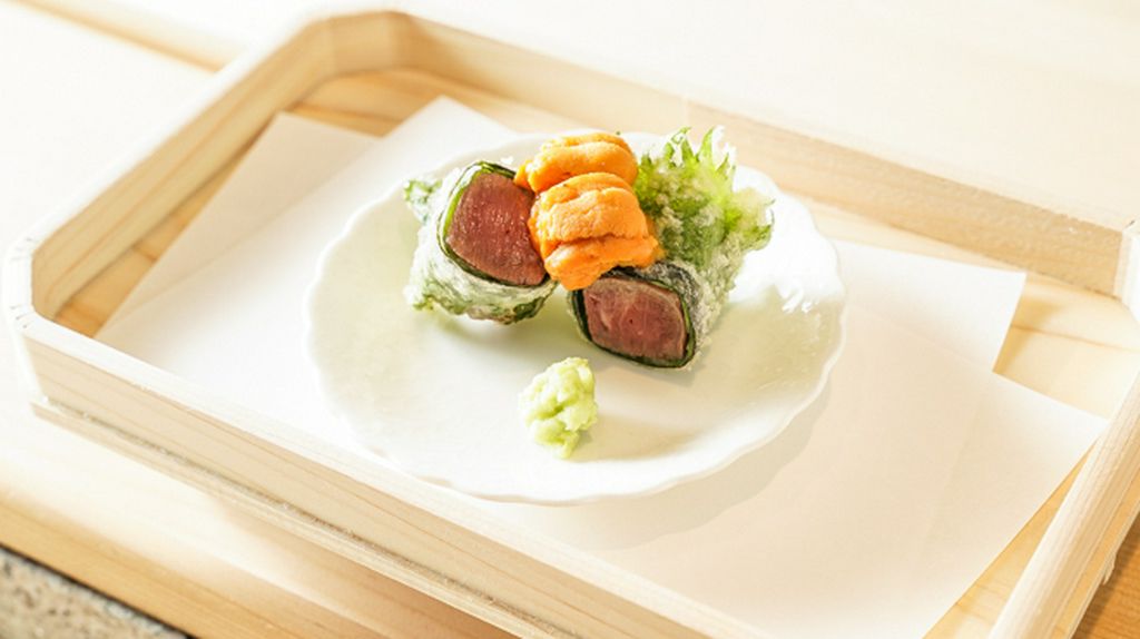 表面はカラリと揚げつつ、中身はレア。肉汁を閉じ込めた『黒毛和牛の天ぷら』