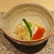 コース内では、「先付」として出されるクリーミーで濃厚な豆腐です。にがりを使わず、生クリームが入っているので舌触りが滑らか。すだちを絞っただしと一緒にいただきます。