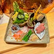 天ぷらとして提供するために適した食材が選ばれます。サクサクとした歯触りやねっとりとした舌触り、甘みや旨みのみならず、苦みや渋みもその食材を表すために必要な味としてとらえます。