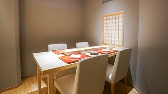 個室を完備。見えなくても料理を運ぶタイミングは申し分なし