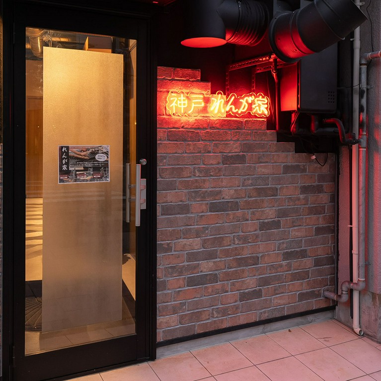 シックな入り口は隠れ家のような雰囲気