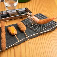 頭付きの活き車海老を揚げた『串かつ　えび』は看板メニュー