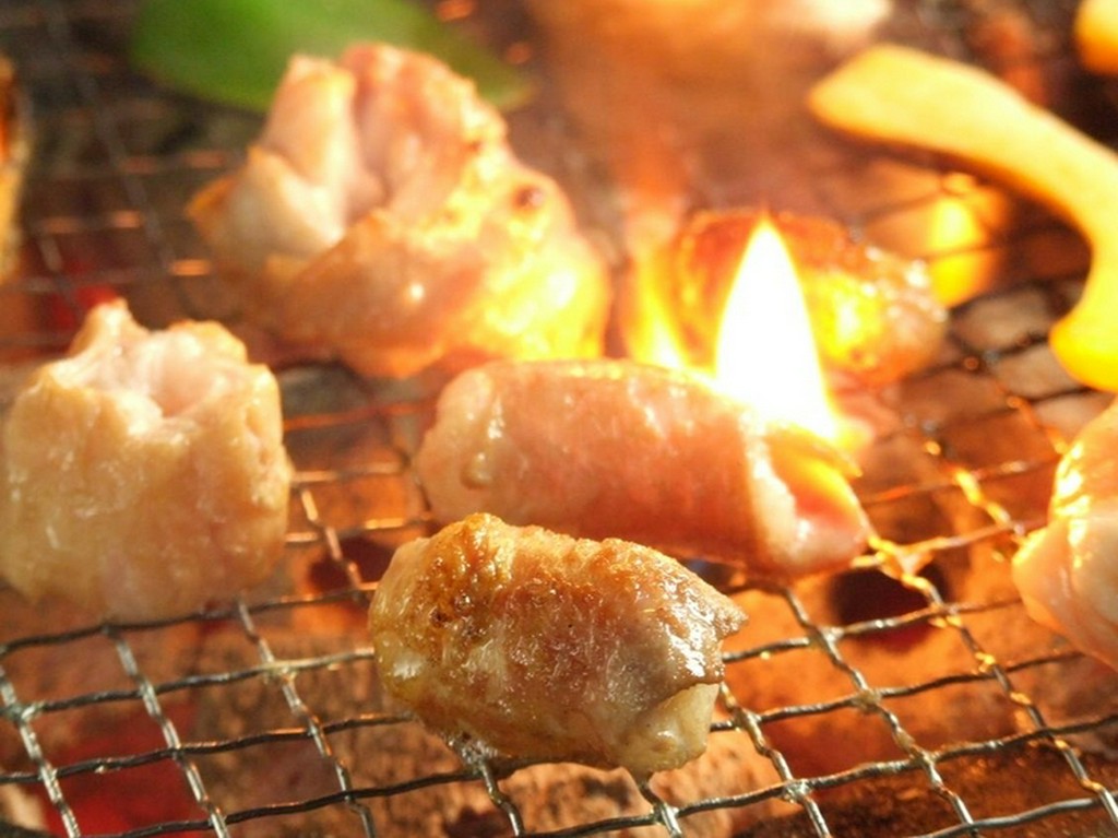 火加減を調整しながら、厳選食材を次々に焼き上げる