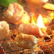 火加減を調整しながら、厳選食材を次々に焼き上げる