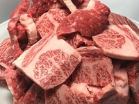 『切り落としセット』は希少部位を中心に約5人前（450g）、時には『シャトーブリアン』が含まれることも。部位ごとに塊肉で提供されるため、お客様自身で好きな大きさで切り分けながら楽しむことができます。
