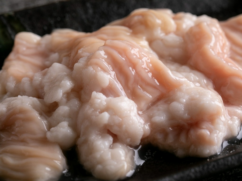 白系ホルモンの代表格。コリコリした食感がおいしい『テッチャン』