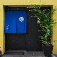 店内は外から見えず、予約客だけが知るその存在。一見すると通り過ぎてしまいそうな外観ですが、中では熟練の技術を持つ職人が新鮮な食材を使い、握りを丹念に仕上げています。