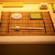 食事への期待感を高めながら、目の前で握られる鮨を摘まむ人たちの姿が見られます。凛とした空気が店内に満ち、ビジネスの会食にふさわしい緊張感を演出。おいしい鮨が信頼関係を築く助けにもなります。