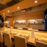 ひとりでお食事を楽しみたい時も鮨 なか尾はおすすめです。店主との会話や目の前で繰り広げられる卓越した技術や職人のこだわりをぜひお楽しみください。