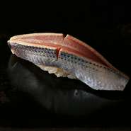 迷いのない一筋の刃で、小肌をはらりとシャリに纏わせる『小肌』