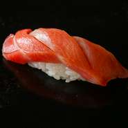 職人の繊細な感性と経験によって、おいしさを際立たせている『鮪』