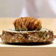 穴子は一度炊いてから焼き上げ、外側はカリッとした食感で、内側は柔らかくふんわり仕上げます。この対照的な口当たりが、魅力の一つ。継ぎ足しのツメは、程よい甘みとコクを楽しませてくれます。
