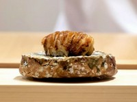 穴子は一度炊いてから焼き上げ、外側はカリッとした食感で、内側は柔らかくふんわり仕上げます。この対照的な口当たりが、魅力の一つ。継ぎ足しのツメは、程よい甘みとコクを楽しませてくれます。