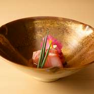 食材は、店主自ら築地や豊洲に直接足を運び、出来るだけ天然物、無添加、特別栽培、オーガニックなもの、天然水を使用しております。季節野菜や旬の魚介を織りまぜた一品料理をお楽しみください。