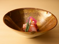 季節野菜や旬の魚介を織りまぜた一品料理