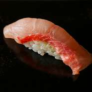 鮮度と品質にこだわり、極力近海で獲れる天然の魚を使用。味の良さを追求した、江戸前の真髄を楽しむことができます。旬を求める方が満足できるような、季節ごとに変わっていく鮨を提供。