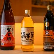 醤油、酢、砂糖、塩、そして水まで妥協はありません。シャリには米酢を選び、お米の甘みを引き出します。さらに、天日塩や杉樽仕込みの醤油を使うなど風味豊かな鮨のために、一つ一つの調味料を選別。