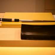 包丁やまな板などの道具は、丹念に手入れされ、いつも美しい状態が保たれています。これらの道具は職人の心意気を表現。訪れた人たちに、こだわりの料理を提供する準備が整っていることを示します。
