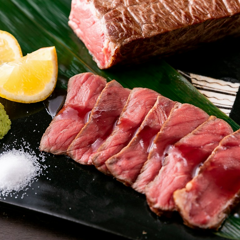 柔らかローストビーフやとろける牛かつ等自慢の逸品の数々