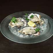 日本各地の牡蠣盛り
海洋深層水かけ流しで殺菌。安全度の高い牡蠣を提供。
