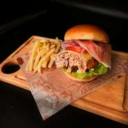 ありそうでなかった牡蠣とバーガーの新しい組み合わせ！サクッとジューシーな大粒カキフライをたっぷりの自家製しば漬けタルタルソースでバーガーに仕上げました。食べ応え抜群の新感覚バーガーを是非ご賞味ください