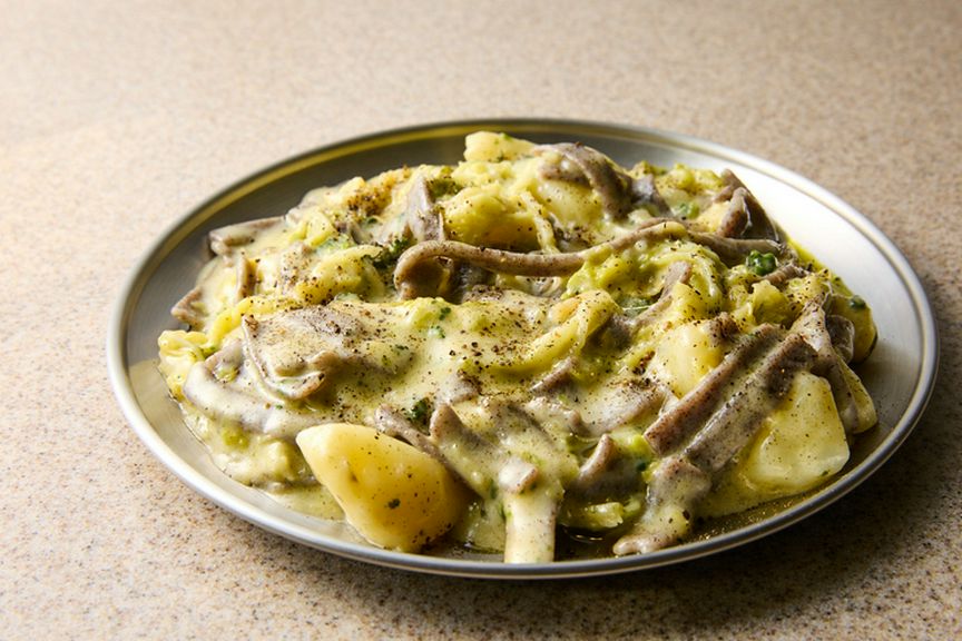 北イタリア・ヴァルテリーナ地方の郷土料理。『蕎麦粉のパスタ ちりめんキャベツとチーズソース』