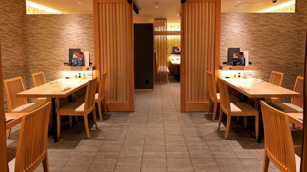 和を基調に、スタイリッシュな雰囲気に包まれる空間