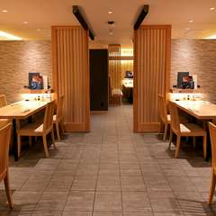 和を基調に、スタイリッシュな雰囲気に包まれる空間