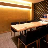 おもてなしの会食や顔合わせなどにも利用されています。半個室や8名までの「金の個室」も完備。光り輝く金の壁紙や一枚板のテーブルなど、VIP席にふさわしい絢爛豪華な内装となっています。