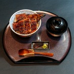 一尾一尾丁寧に炭焼きで仕上げた鰻を、試行錯誤を重ねた自家製のたれでお楽しみください。
