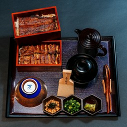 上段がむな重、下段がひつまぶし。
食感の違いが楽しめます。
この機会に是非ご賞味くださいませ！