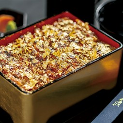 『金箔まぶし重』は金沢の百年以上続く老舗「今井金箔」の金箔をふんだんに使用した豪華なひつまぶしです。