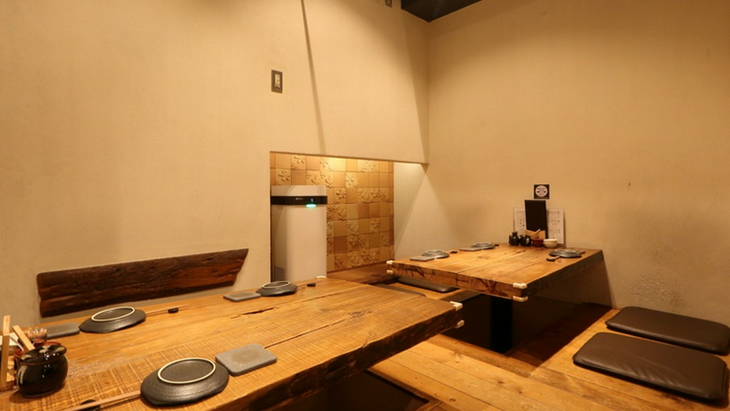 掘りごたつでゆったりと過ごせる、オシャレな寿司店