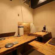 木のぬくもりが感じられる店内は、とても落ち着いた雰囲気。テーブル席やカウンター席は靴を脱いで上がる掘りごたつスタイルになっており、ゆったりとくつろぐことができます。