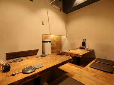 掘りごたつでゆったりと過ごせる、オシャレな寿司店